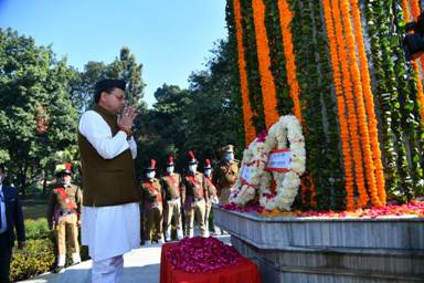 देहरादून शहीद स्मारक पर मुख्यमंत्री धामी ने शहीद जवानों को श्रद्धांजलि दी