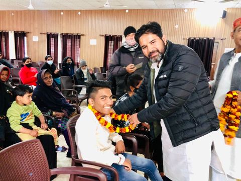 सहसपुर विधानसभाः विश्व दिव्यांग दिवस पर कांग्रेस नेता राकेश नेगी ने दिव्यांगजनों को वितरित किये व्हीलचेयर