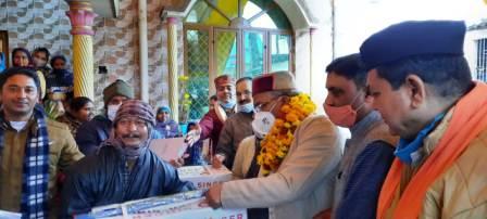 पूर्व सीएम त्रिवेन्द्र ने कुआंवाला में श्रमिकों को बांटे साइकिल और सिलाई मशीन