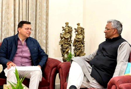 पूर्व सीएम त्रिवेन्द्र से मिले मुख्यमंत्री पुष्कर धामी, अहम मुद्दो पर की चर्चा