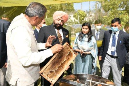 उत्तराखण्डः फूलों की घाटी में भी होगा मधुमक्खी पालन, राज्यपाल ने दिए निर्देश