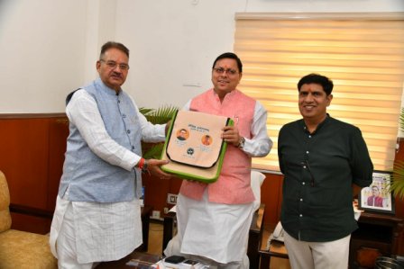 मुख्यमंत्री पुष्कर धामी ने जैविक उत्पाद किट का किया अनावरण