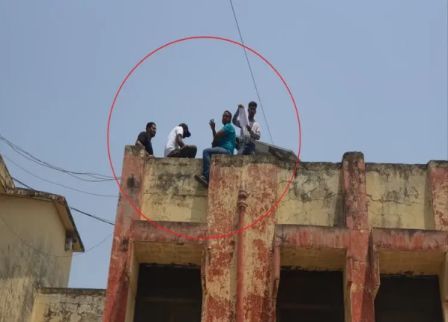 परीक्षा की मांग को लेकर डिग्री कालेज की बिल्डिंग पर चढ़े छात्र