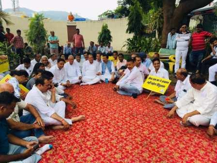 हल्द्वानीः अग्निपथ के विरोध में कांग्रेसियों ने रखा उपवास