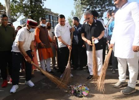 मुख्यमंत्री धामी ने सड़क पर झाड़ू उठाकर दिया सफाई का संदेश