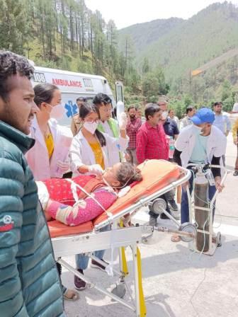 सड़क बनाते पहाड़ से गिरा मलबा, एक महिला की मौत, तीन घायल