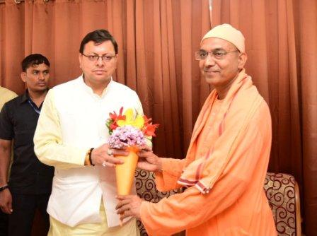 मुख्यमंत्री धामी लोहाघाट स्थित अद्धैत आश्रम मायावती पहुंचे, ध्यान केन्द्र और म्यूजियम का किया निरीक्षण