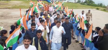 सीएम पुष्कर धामी हर घर तिरंगा अभियान में शामिल हुए, मंच गांव पहुंचकर ग्रामीणों का हौसला बढाया