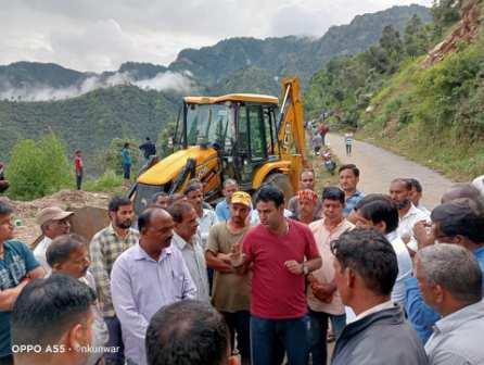 रोड बंद होने के कारण बाइक से ही आपदाग्रस्त क्षेत्र में पहुंचे विधायक विनोद कंडारी