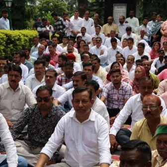 NSUI नेता और एसडीएम के बीच झड़प को कांग्रेस ने बनाया मुद्दा, घटना के विरोध में रखा सांकेतिक उपवास