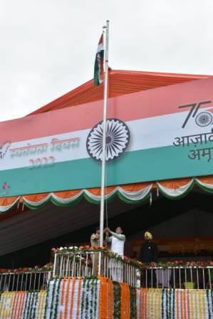 स्वतंत्रता दिवस के मौके पर मुख्यमंत्री पुष्कर धामी ने परेड ग्राउंड में किया ध्वजारोहण