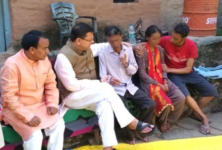 मुख्यमंत्री ने अंकिता भंडारी के परिजनों से घर पर जाकर की मुलाकात,कहा दोषियों को दिलाई जाएगी कड़ी से कड़ी सजा
