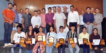 टिहरी गढ़वाल विकास परिषद ने मेधावी छात्रों को सम्मानित किया
