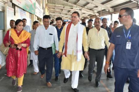 सीएम धामी ने किया आईएसबीटी का औचक निरीक्षण, यात्रियों से लिया फीडबैक