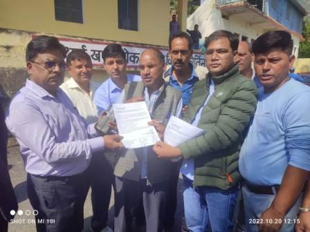 डांग-धारी मोटर मार्ग के डामरीकरण की मांग को लेकर ग्रामीणों ने अधिशासी अभियंता को सौंपा ज्ञापन