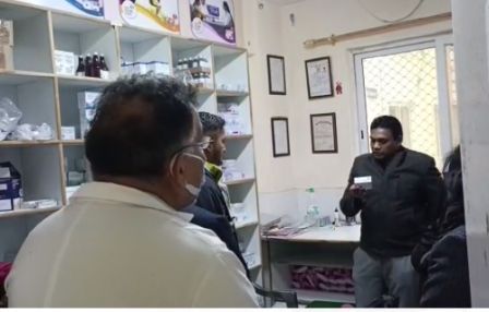 मसूरीः स्वास्थ्य सचिव ने मसूरी अस्पताल का किया मुआयना, बदइंजामी पर सीएमएस को किया तलब