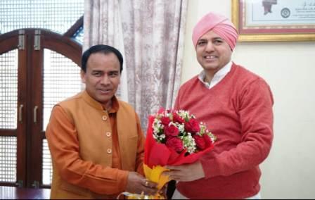 स्वास्थ्य मंत्री धन सिंह ने श्रीदरबार साहिब में मत्था टेका, श्रीमहंत देवेन्द्र दास जी से की शिष्टाचार भेंट
