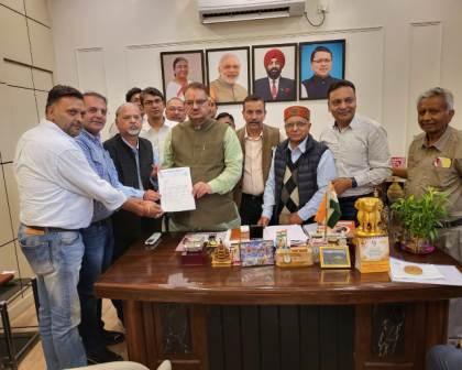 मंत्री गणेश जोशी से मसूरी होटल एसोसिएशन के पदाधिकारियों ने की मुलाकात