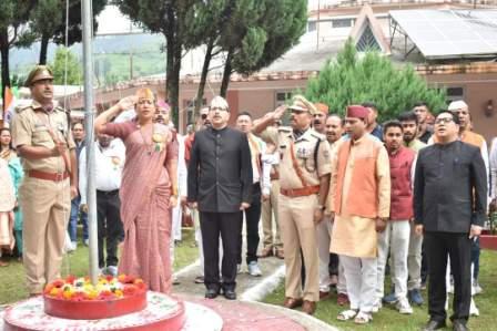 मंत्री रेखा आर्या ने कलेक्ट्रेट परिसर में किया ध्वजारोहण, वीर शहीदों को किया नमन
