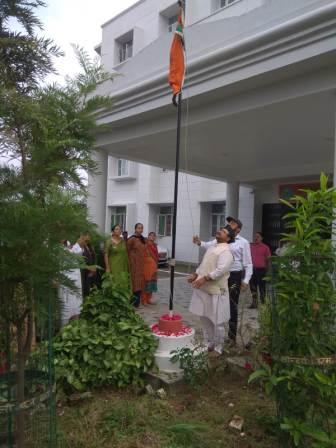 गौ सेवा आयोग के अध्यक्ष पं राजेन्द्र अणथ्वाल ने किया ध्वजारोहण