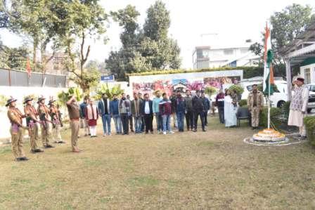 महाराज ने अपने कैम्प कार्यालय परिसर में किया ध्वजारोहण