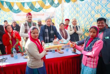 गढ़वाल सांसद तीरथ सिंह रावत ने रैंतोली में विकसित भारत संकल्प यात्रा में किया प्रतिभाग