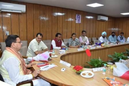 नौकरी ना काम धाम, खाली व्हेगी खीसी, खुस रावा मुंड मा धरा यूसीसी !!