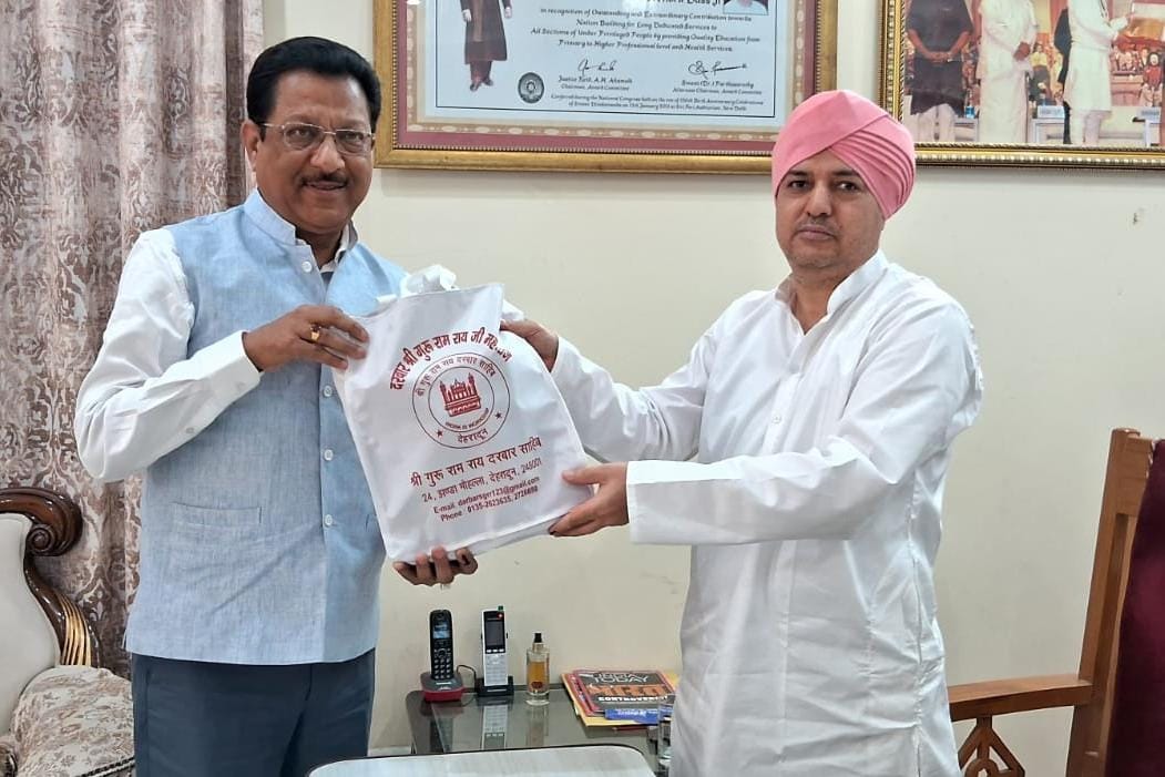 झंडा मेला सफलता पूर्वक संपन्न होने पर महंत देवेंद्र दास जी को किया सम्मानित