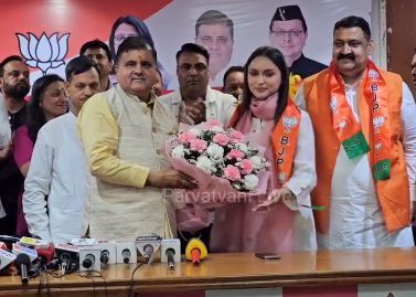 ठीक चुनाव बाद अनुकृति गुंसाई भाजपा में शामिल, अध्यक्ष महेन्द्र ने दिलाई सदस्यता