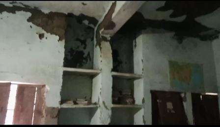 जर्जर हालत में कोटि ढूंढसिर का जूनियर हाईस्कूल, जान जोखिम में डाल कर पढ़ रहे है बच्चे