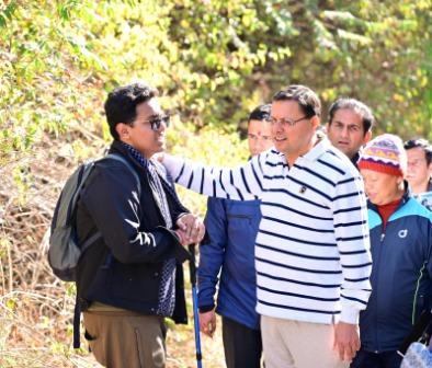 सीएम धामी ने किया देहरादून- मसूरी ट्रैक मार्ग का पैदल निरीक्षण