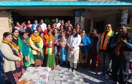 महापौर प्रत्याशी सौरभ थपलियाल की माता ने नकरौंदा में किया जनसम्पर्क, भाजपा के पक्ष में की मतदान की अपील