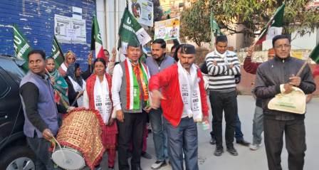 यूकेडी महापौर प्रत्याशी कैप्टन वीरेन्द्र सिंह बिष्ट ने जाखन और राजपुर रोड में किया जनसम्पर्क