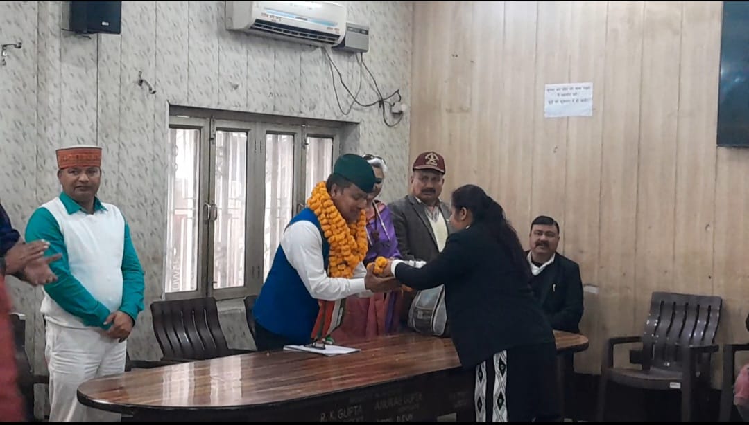 देहरादूनः बार एसोसिएशन ने यूकेडी मेयर प्रत्याशी वीरेन्द्र बिष्ट को दिया अपना समर्थन