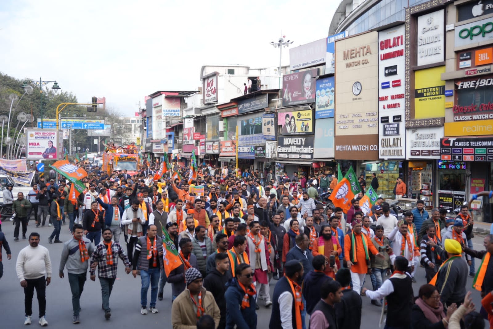 भाजपा मेयर प्रत्याशी सौरभ थपलियाल के रोड शो में उतरा जन सैलाब