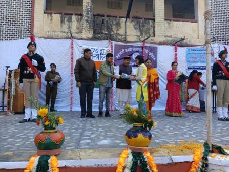 गणतंत्र दिवस पर रिपब्लिक फाउण्डेशन सोसाइटी ने स्कूली बच्चों को वितरित किये ऊनी वस़्त्र