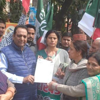 यूकेडी ने भाजपा विधायक विनोद चमोली के आवास का किया घेराव