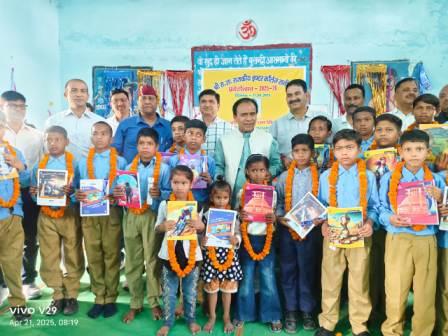 ‘प्रवेशोत्सव’:विद्यालयों में नये विद्यार्थियों का हुआ स्वागत, बांटी गई नई पाठ्यपुस्तकें