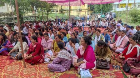 पदोन्नति और स्थानांतरण को लेकर शिक्षकों ने किया धरना प्रदर्शन