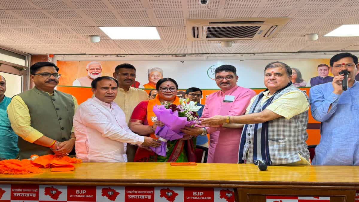 उत्तराखंड की राजनीति में बड़ा उलटफेर, श्रीनगर की निर्दलीय मेयर समेत 10 पार्षद BJP में शामिल; कांग्रेस को झटका