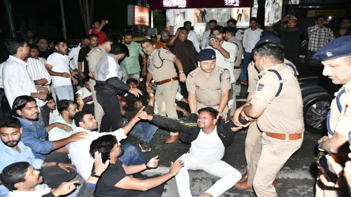 DAV छात्रसंघ चुनाव से पहले SSP कैंप कार्यालय पर हंगामा, बंटू के खिलाफ NBW से नाराज NSUI-कांग्रेस कार्यकर्ता