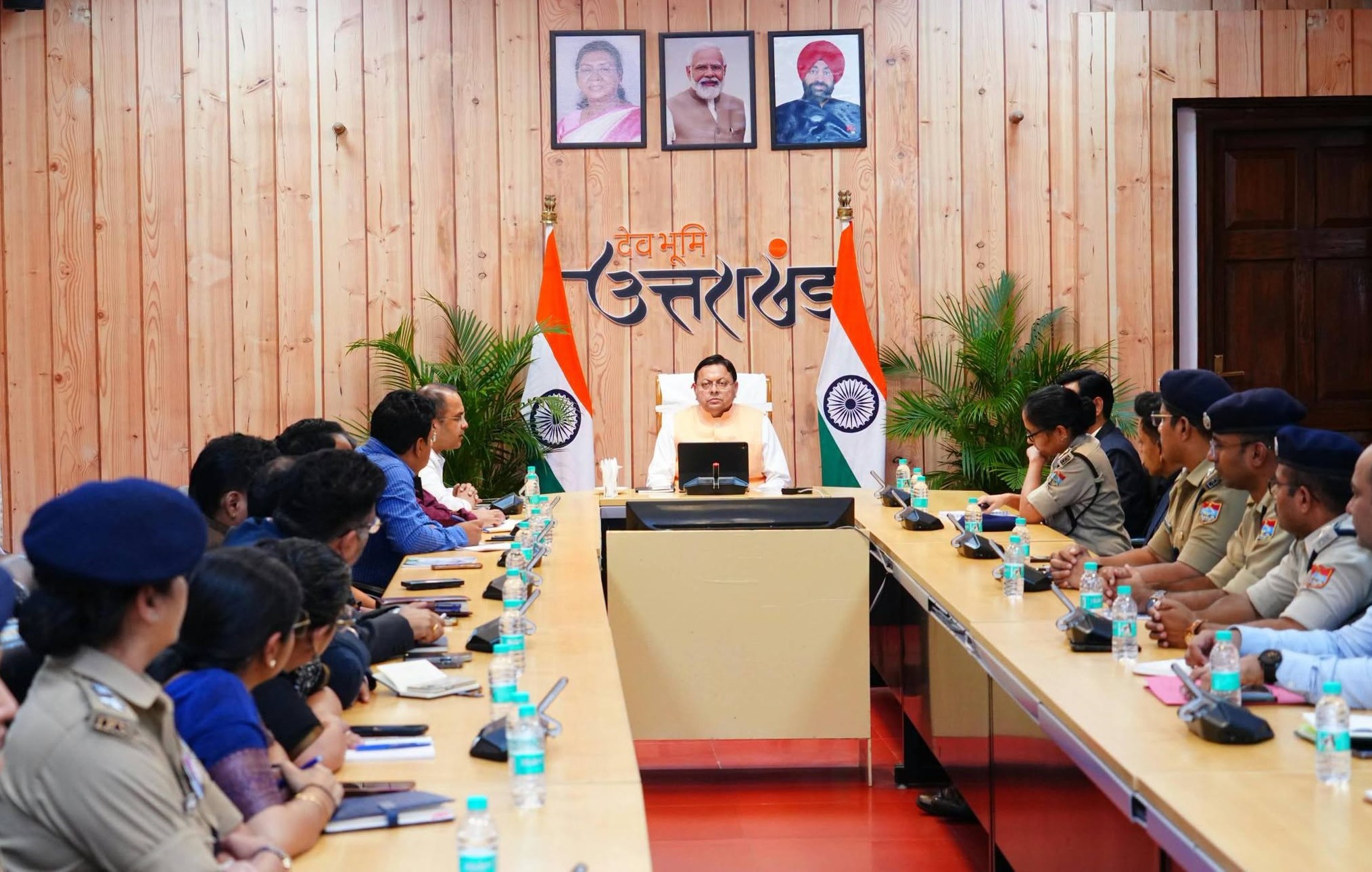 मुख्यमंत्री पुष्कर सिंह धामी की डीएम-एसएसपी के साथ मैराथन बैठक, सड़क मरम्मत में लापरवाही पर तय होगी जवाबदेही