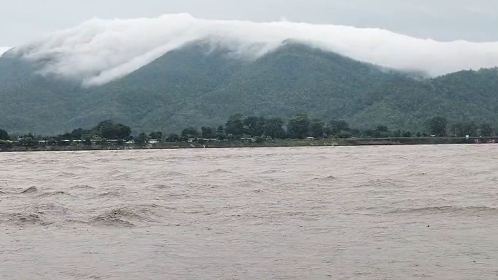 बिहार की ओर बढ़ रहा नेपाल का जलजला, रातभर चली गश्ती, लोगों को अलर्ट रहने के निर्देश